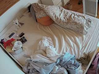 voyeurcam-julmodels-greybed-1 webcam