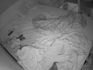 voyeurcam-julmodels-greybed-1 webcam