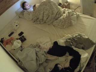 voyeurcam-julmodels-greybed-1 webcam