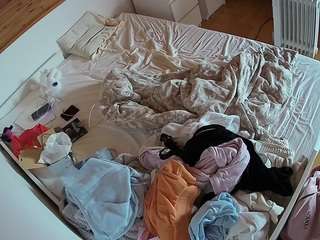 voyeurcam-julmodels-greybed-1 webcam