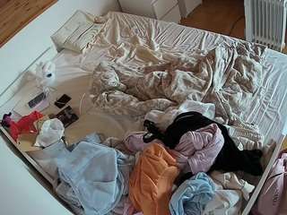 voyeurcam-julmodels-greybed-1