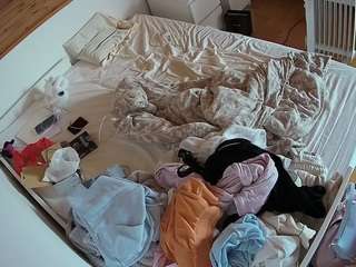 voyeurcam-julmodels-greybed-1