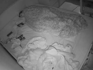 voyeurcam-julmodels-greybed-1