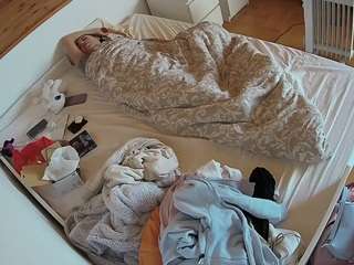 voyeurcam-julmodels-greybed-1