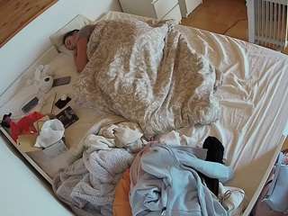 voyeurcam-julmodels-greybed-1