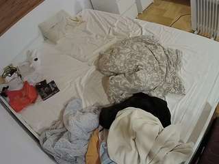 voyeurcam-julmodels-greybed-1 webcam