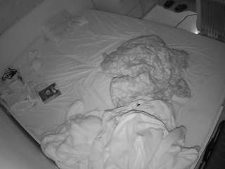 voyeurcam-julmodels-greybed-1