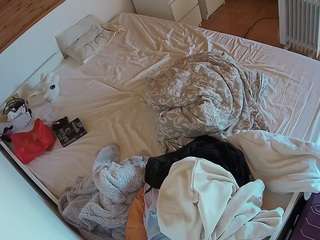 voyeurcam-julmodels-greybed-1