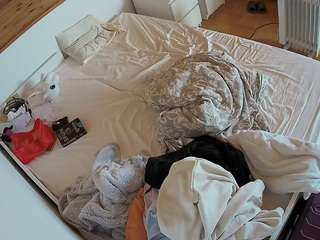 voyeurcam-julmodels-greybed-1