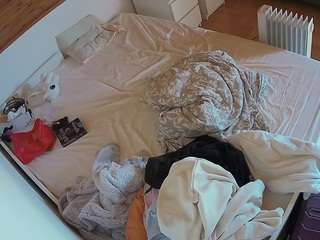voyeurcam-julmodels-greybed-1
