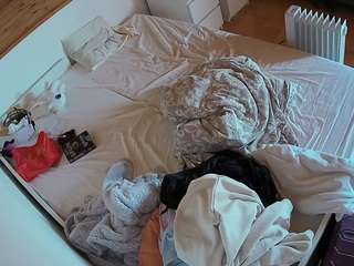 voyeurcam-julmodels-greybed-1