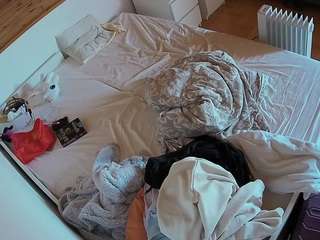 voyeurcam-julmodels-greybed-1