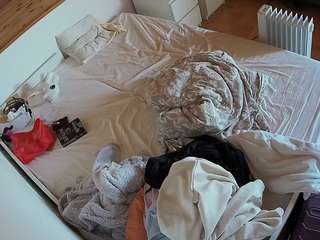 voyeurcam-julmodels-greybed-1