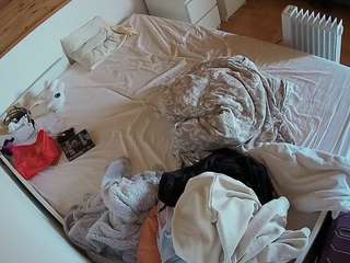 voyeurcam-julmodels-greybed-1