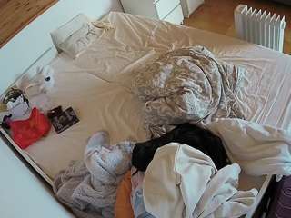 voyeurcam-julmodels-greybed-1