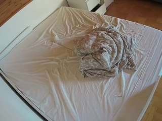 voyeurcam-julmodels-greybed-1 webcam