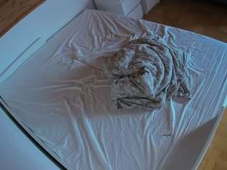 voyeurcam-julmodels-greybed-1