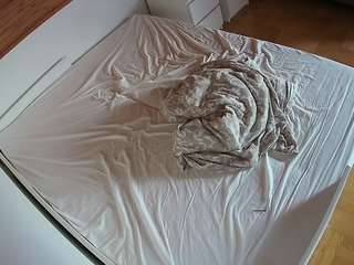 voyeurcam-julmodels-greybed-1