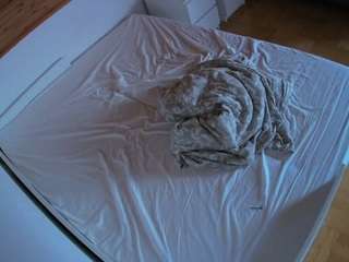 voyeurcam-julmodels-greybed-1