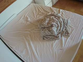 voyeurcam-julmodels-greybed-1