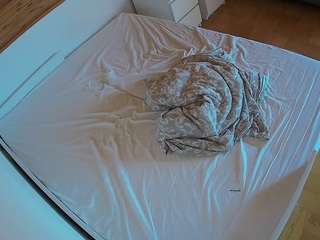 voyeurcam-julmodels-greybed-1