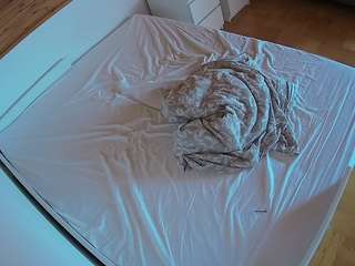 voyeurcam-julmodels-greybed-1