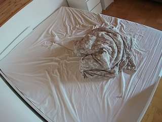 voyeurcam-julmodels-greybed-1