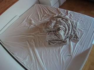 voyeurcam-julmodels-greybed-1
