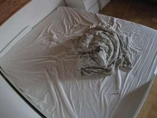 voyeurcam-julmodels-greybed-1