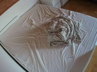 voyeurcam-julmodels-greybed-1