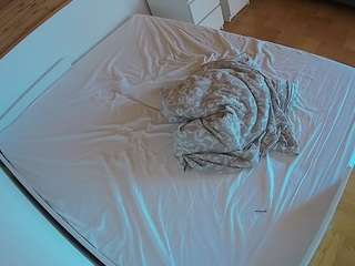 voyeurcam-julmodels-greybed-1
