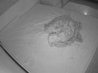 voyeurcam-julmodels-greybed-1