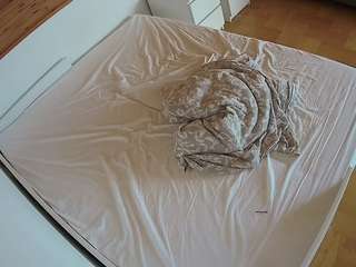 voyeurcam-julmodels-greybed-1