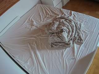 voyeurcam-julmodels-greybed-1