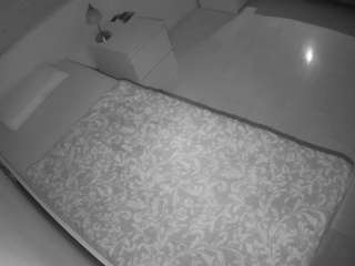 voyeurcam-julmodels-greybed-1