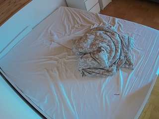 voyeurcam-julmodels-greybed-1 webcam