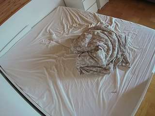 voyeurcam-julmodels-greybed-1