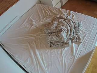 voyeurcam-julmodels-greybed-1