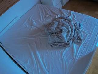 voyeurcam-julmodels-greybed-1 Hd live webcam