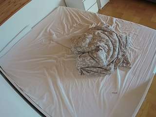 voyeurcam-julmodels-greybed-1