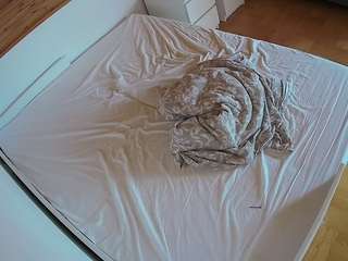 voyeurcam-julmodels-greybed-1