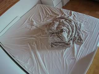 voyeurcam-julmodels-greybed-1