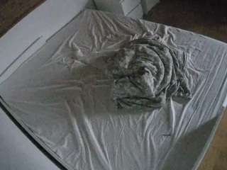 voyeurcam-julmodels-greybed-1