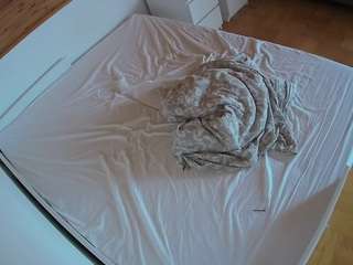 voyeurcam-julmodels-greybed-1