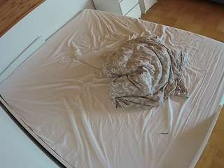 voyeurcam-julmodels-greybed-1