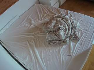 voyeurcam-julmodels-greybed-1