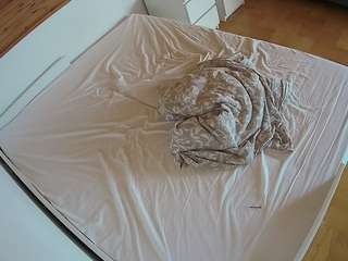 voyeurcam-julmodels-greybed-1