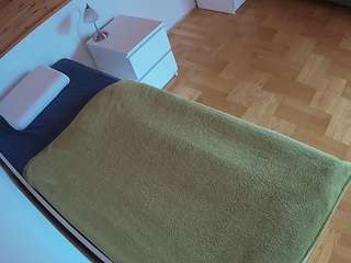 voyeurcam-julmodels-greybed-1