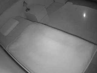 voyeurcam-julmodels-greybed-1