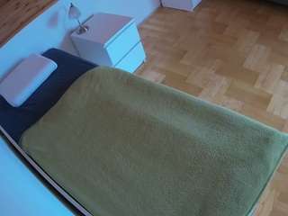 voyeurcam-julmodels-greybed-1